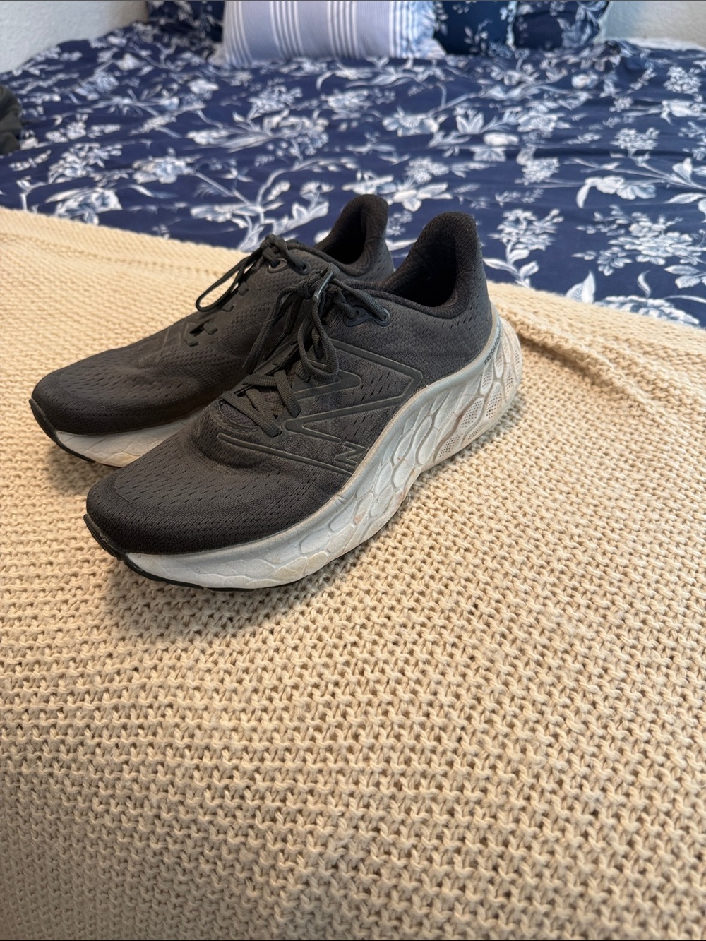 Womenβs New Balance More - Black Running Shoes with Cushioned White Midsole